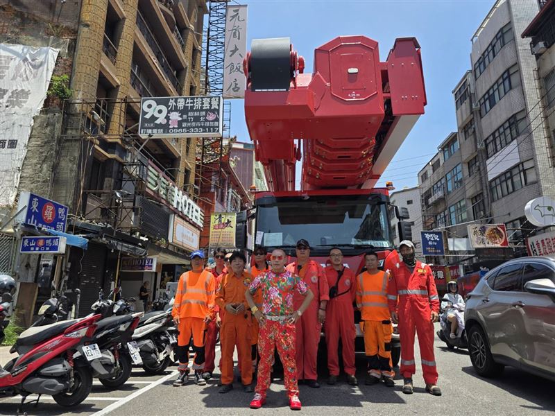 胡漢龑昨（23日）與同仁駕駛消防雲梯車前往天宏宮參拜。（圖／胡漢龑提供）