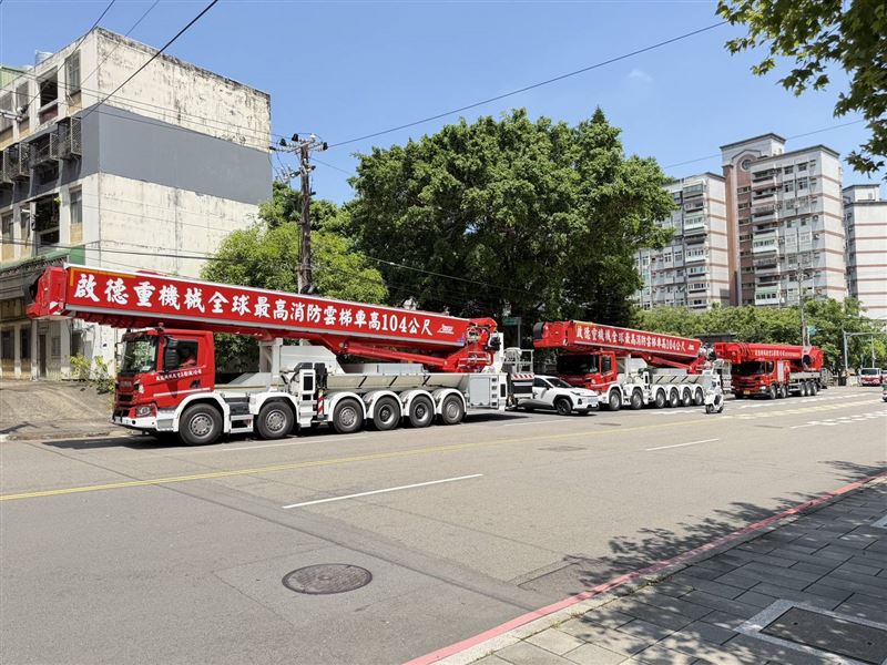 胡漢龑購入的消防雲梯車在天宏宮外一字排開。（圖／胡漢龑提供）