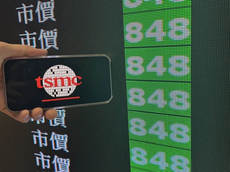 台股上週五(24日)終場大跌1195.97點,收43654.84點。(圖/記者師瑞德攝)
