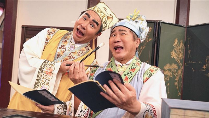 歐漢聲和胡瓜在古裝劇中飾演華府「啃老兄弟二人組 」。(圖/華視提供)