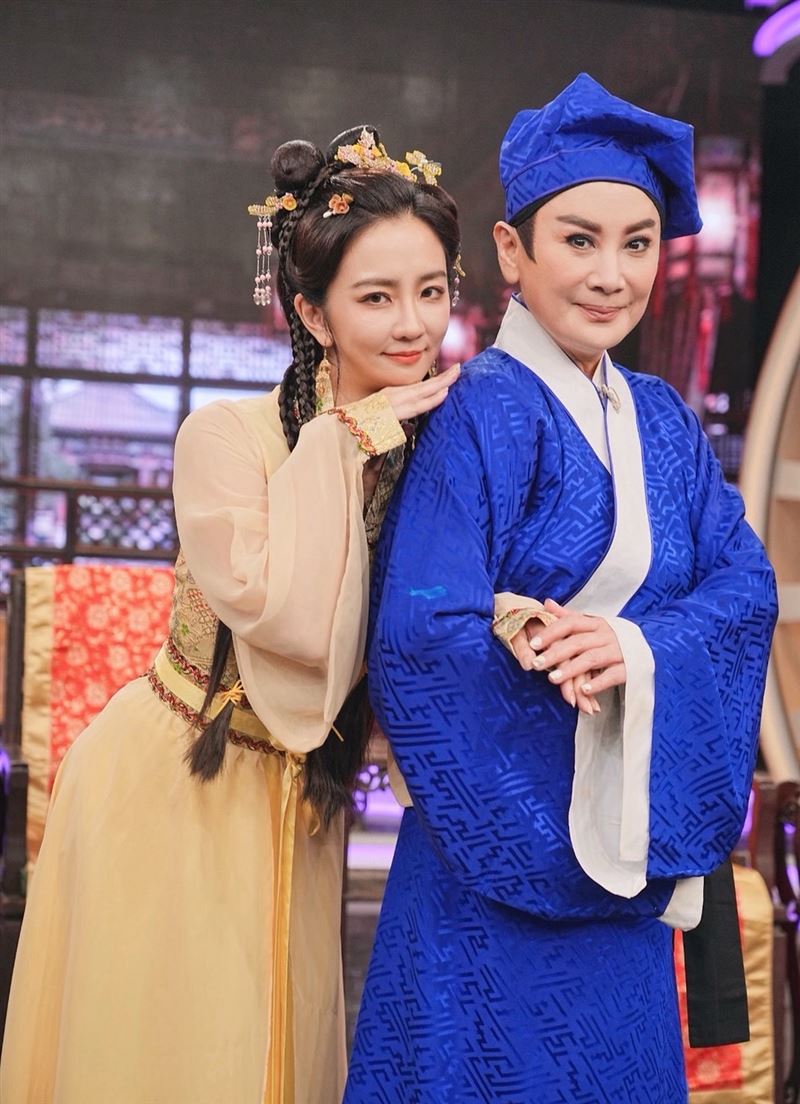 古裝劇中陳亞蘭派出偶像劇女神周曉涵(左)飾演的「秋香」施展美人計。(圖/華視提供)
