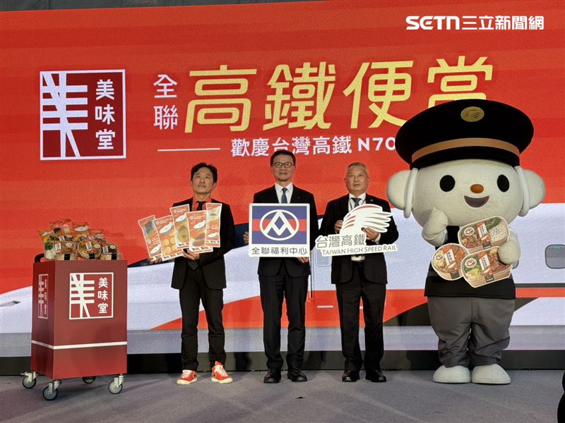 看準高鐵旅運商機,全聯首度攜手台灣高鐵推出聯名商品,明(24)日起在高鐵桃園、台中、嘉義、台南、左營五站設置快閃櫃(圖/記者李育道攝影)
