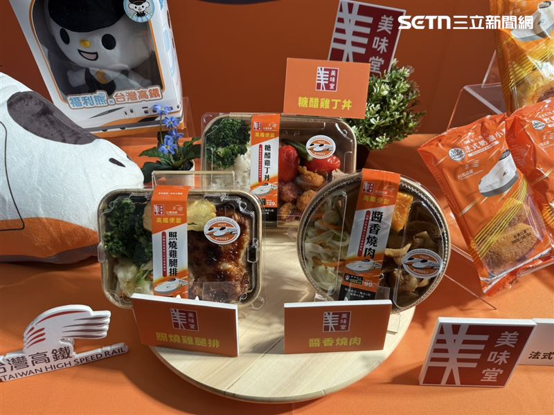 此次聯名商品主打3款美味堂熱便當,包括售價99元的「醬香燒肉」、109元的「照燒雞腿排」及129元的「糖醋雞丁丼」,皆採用N700ST限定束帶包裝。(圖/記者李育道攝影)