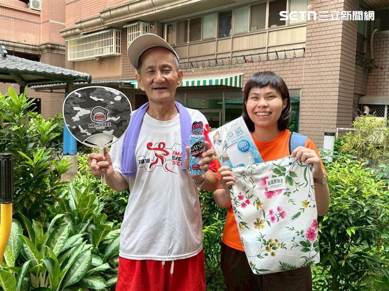透過涼感噴霧、帽子等，幫助弱勢長輩度過炎熱夏天。(圖／弘道老人福利基金會提供)