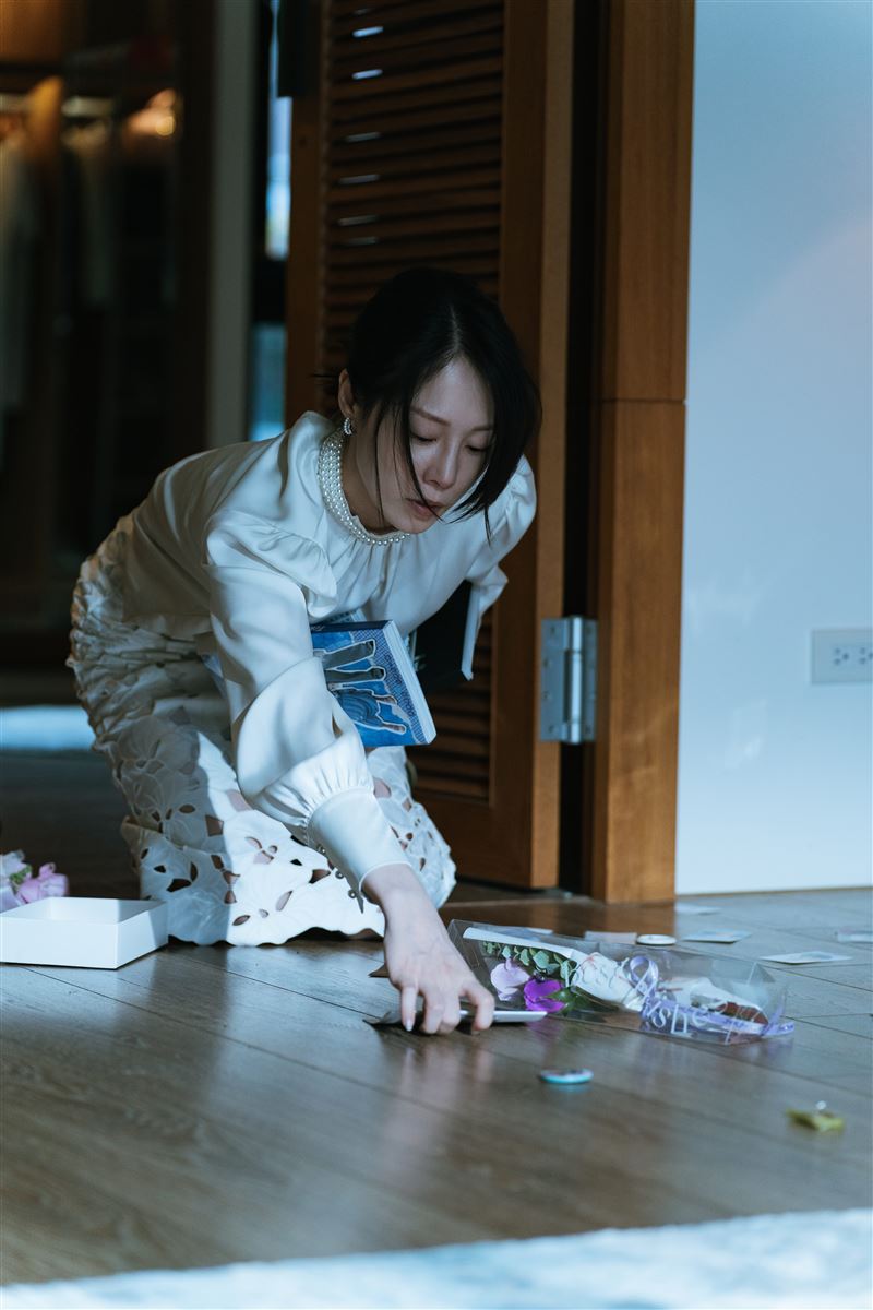 蔡亘晏跪著收拾被婆婆怒嗆砸毀的女團青春回憶。（圖／瀚草影視提供）