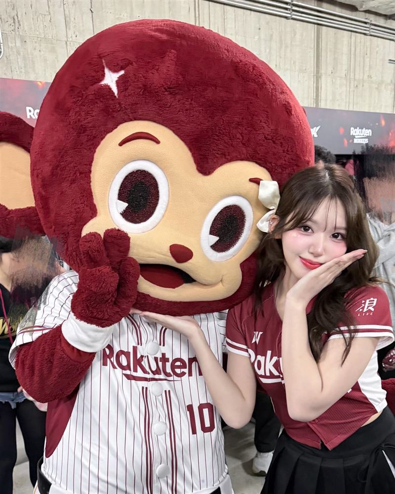 樂天女孩廉世彬與樂天吉祥物猿氣小子（圖／樂天桃猿提供）