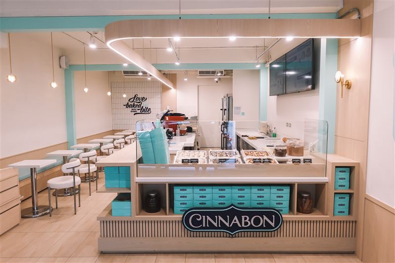 「Cinnabon」赤峰街首店以清新配色打造明亮舒適的內用空間。（圖／品牌業者提供）