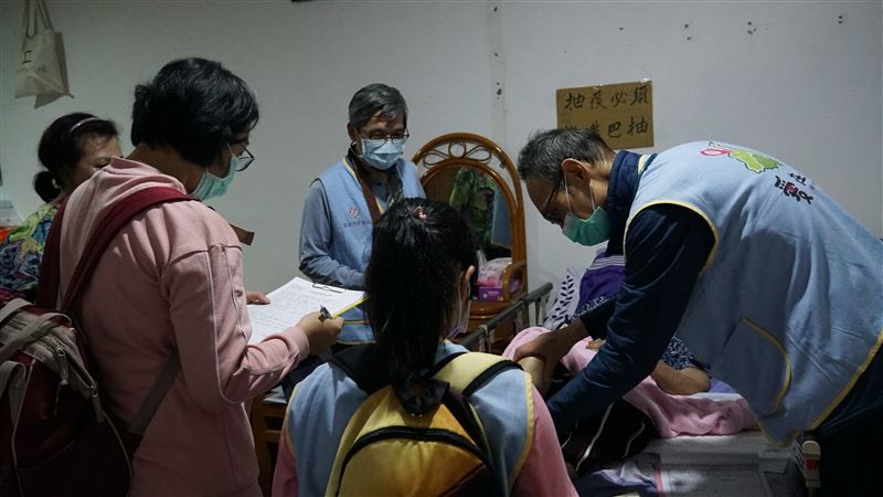 江咏霖在身體狀況好時,還會到偏鄉義診,這是他生病前不可能做的事。(圖/受訪者提供)