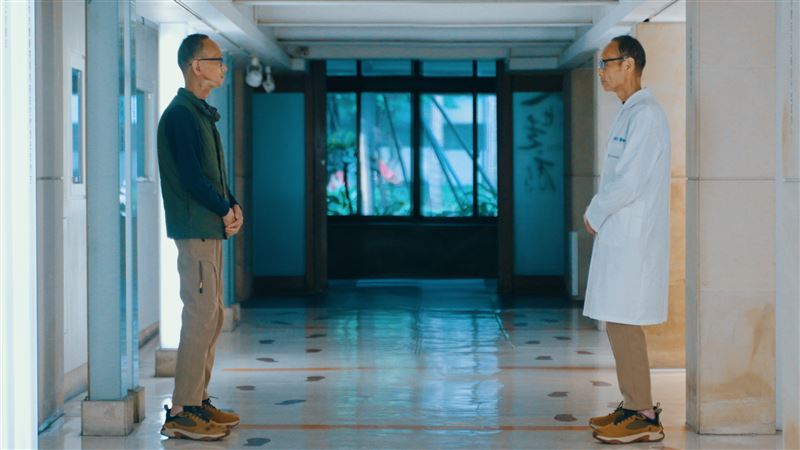 在醫生和病人身分中不斷轉換,江咏霖說,相信一切都是最好的安排。(圖/記者戴華辰攝影)