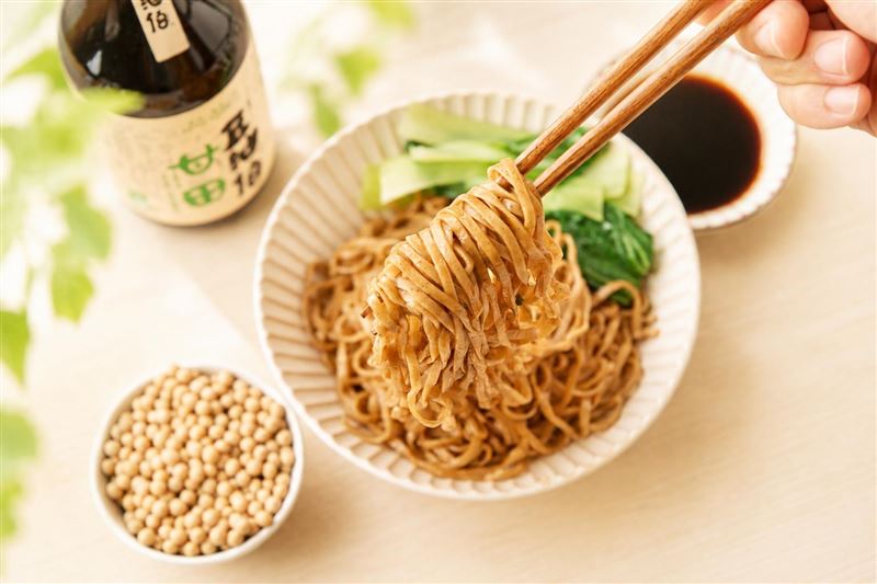 日日好食攜手豆油伯打造盛夏清爽飲食提案，聯名新品「甘田釀造醬油口味」好控拌麵。（圖／品牌業者提供）