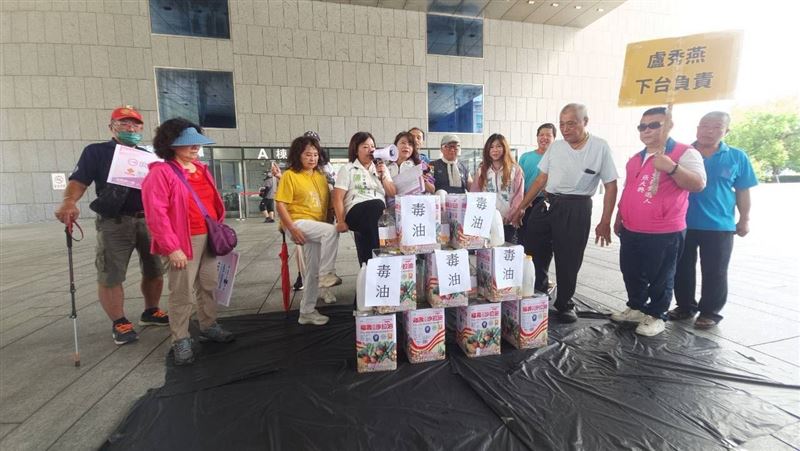 民進黨台中市議員參選人陳怡潔、里長參選人張大興、邱淑婷等,前往台中市府抗議毒油事件盧秀燕食安治理失靈,呼籲全面檢討稽查制度