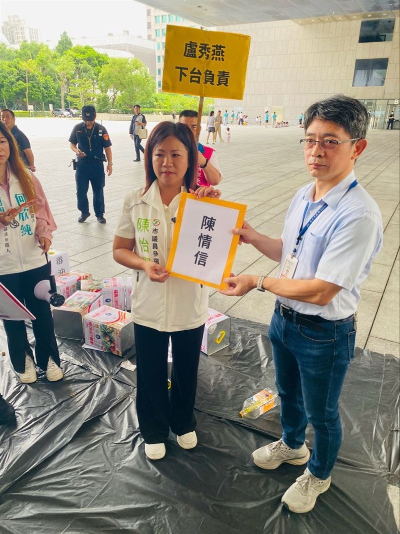 民進黨台中市議員參選人陳怡潔、里長參選人張大興、邱淑婷等,前往台中市府抗議毒油事件盧秀燕食安治理失靈,呼籲全面檢討稽查制度