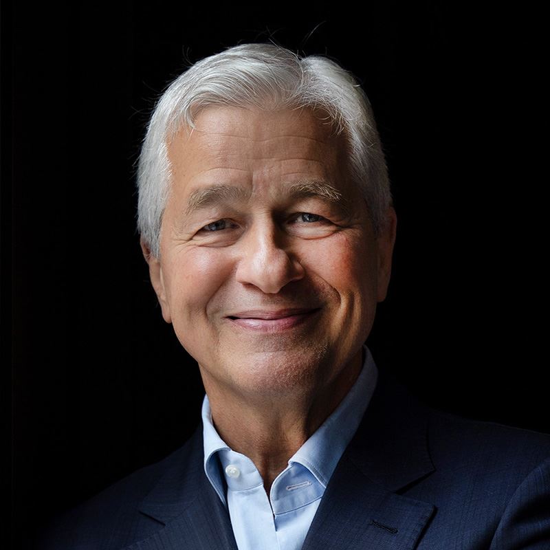 摩根大通(JPMorgan Chase)執行長戴蒙(Jamie Dimon)近日接受《CNBC》專訪時表示,以目前股市估值來看,他不會進場買股。談到企業為AI投入的龐大資金,戴蒙認為這些投資長期來看有機會創造回報,但他也提醒,投資人不能期待AI支出一定會按照預期時間、預期方式回收。他直言:「能不能照你預期的方式、預期的時間點賺回來?絕對不會。」(圖/翻攝自摩根大通官網)