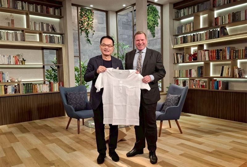 加拿大前律師李豪愛上台灣,取得身分證後成為漁民,駕駛漁船「快樂漁夫號」走訪全台漁港,並透過英文節目向世界介紹台灣漁港的故事。(圖/話時代人物提供)