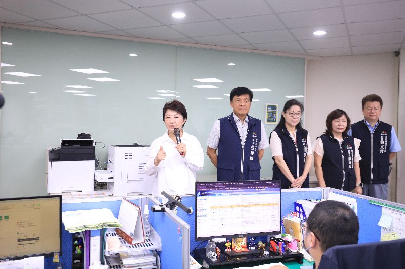 台中市長盧秀燕前往市府食安處慰勉同仁。(圖/台中市府提供)