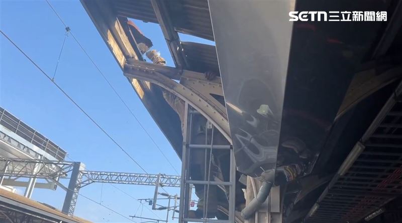 台南火車站驚傳火警!第一月台遮雨棚「冒白煙」,網:好多消防車。(圖/民眾提供)