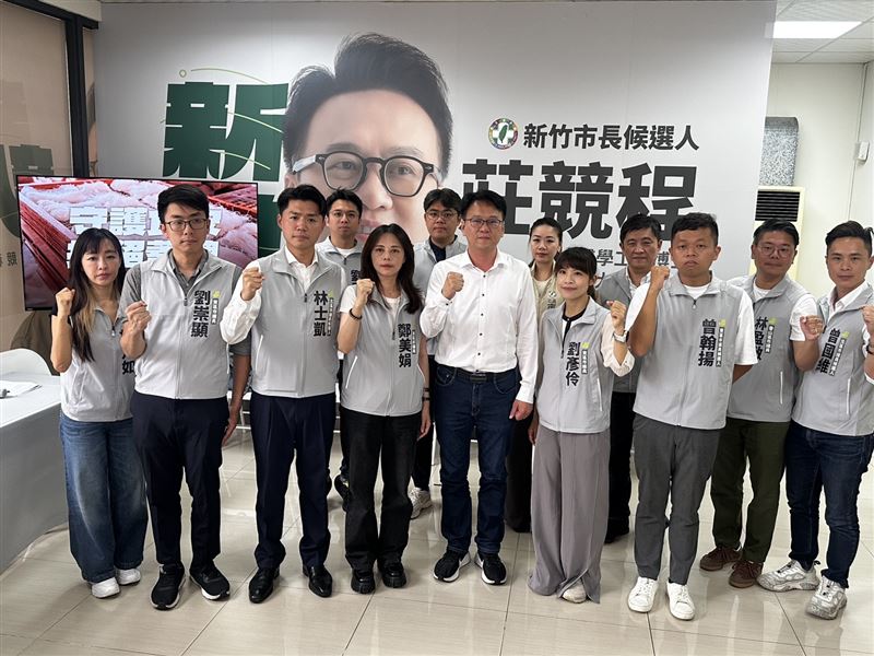 民進黨新竹市長候選人莊競程(中)認為市府食安機制不完善。(圖/記者羅欣怡攝影)