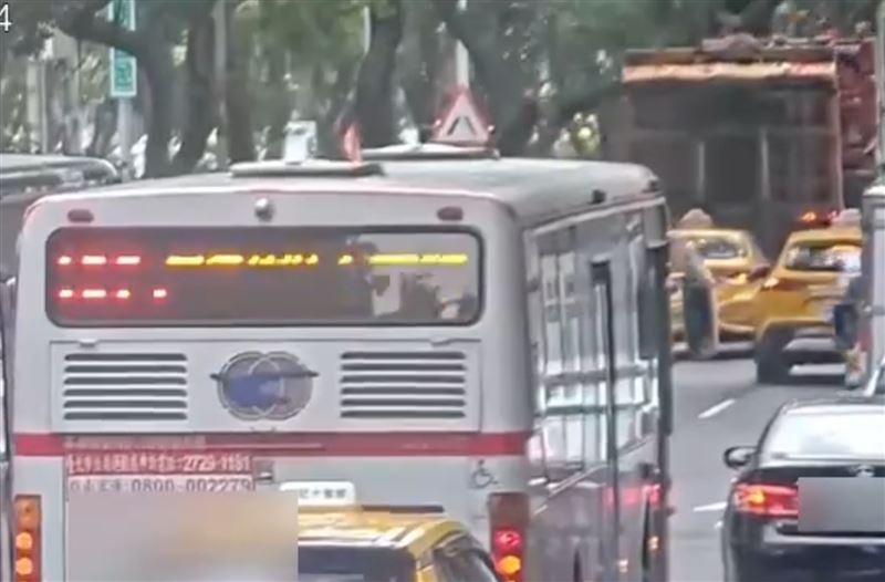 雖曳引車附載物高度符合申請規範，但廖男行駛於禁行段時未申請臨時通行證遭開罰。（圖／翻攝畫面）