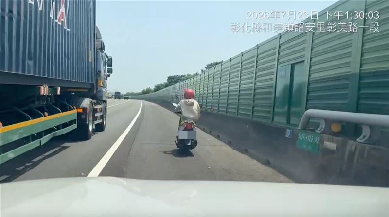 熱心路人見狀後緊緊跟隨在騎士後方，協助護送下交流道。（圖／翻攝畫面）
