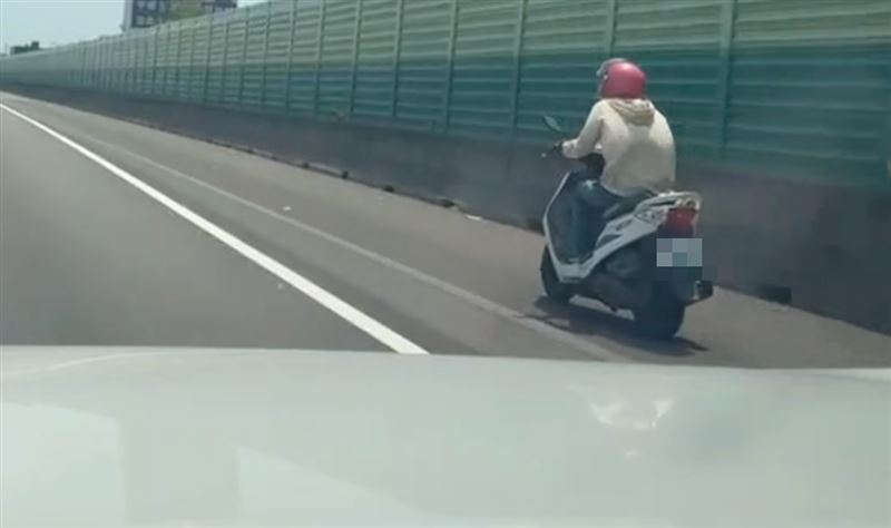 機車騎士因不明原因行駛在路肩處。（圖／翻攝畫面）