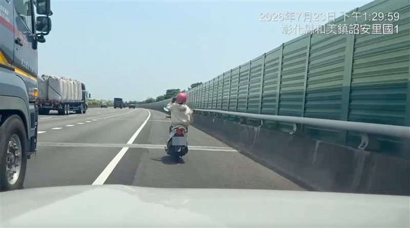 白色機車行駛在國道路肩處，相當危險。（圖／翻攝畫面）
