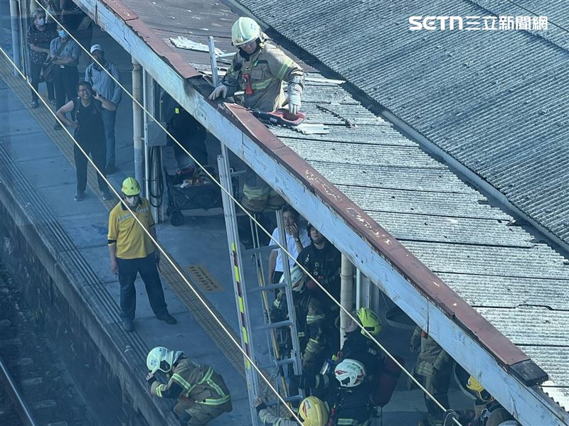 台南火車站驚傳火警!第一月台遮雨棚「冒白煙」,網:好多消防車。(圖/民眾提供)