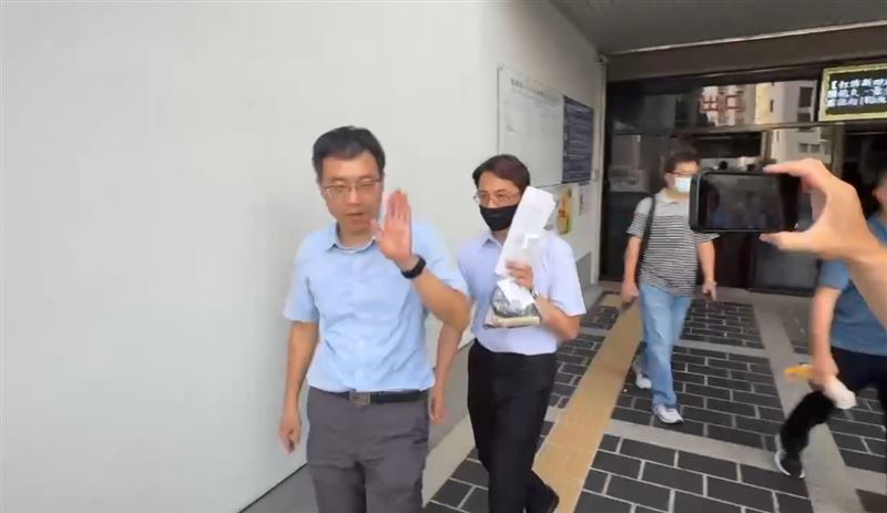 陳姓廠長見大批媒體連忙遮臉,律師幫忙遮擋一度嗆告媒體:「有人准許可以這樣拍嗎?」。 (圖/翻攝畫面)