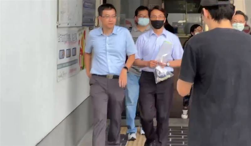 中聯油脂陳姓廠長(戴黑口罩者)涉嫌滅證遭聲押,台中地院裁定加100萬交保,下午交保獲釋時遮臉快閃。(圖/翻攝畫面)