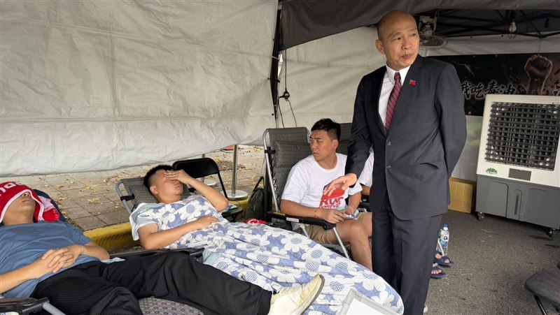 韓國瑜探視絕食4小雞 親送「涼涼貼」