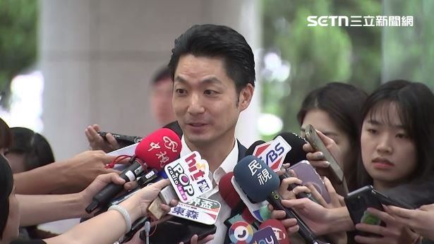 民進黨說,蔣萬安(圖)正職工作漫不經心,表演副業汲汲營營,連好好打卡出席上班都做不到。(圖/翻攝畫面)