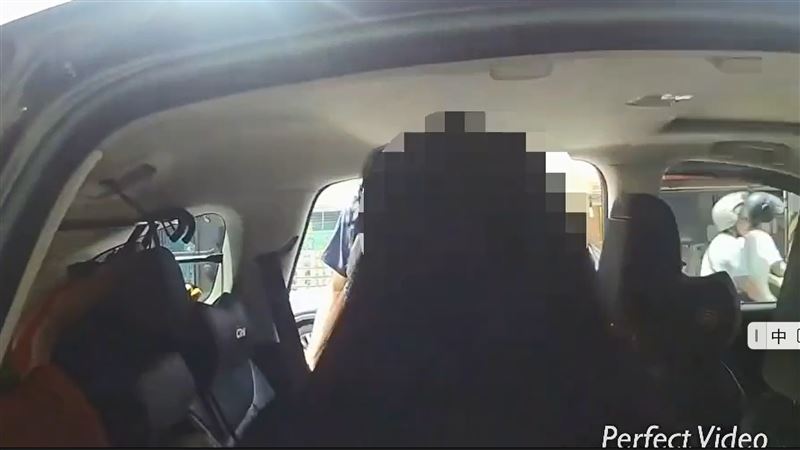 邱女在車上不願下車。(圖/翻攝畫面)
