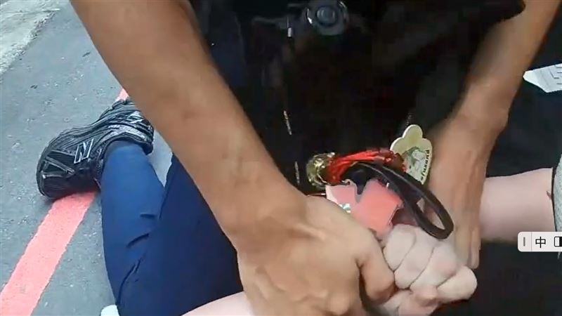 警方對邱女進行強制保護管束。(圖/翻攝畫面)
