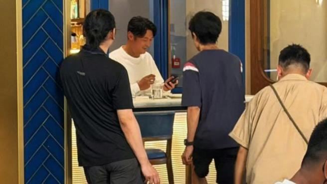 余文樂現身香港工作。(圖/翻攝自李小花吃餅干微博)
