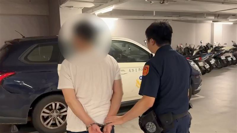 鍾男遭逮被警方送辦。(圖/翻攝畫面)