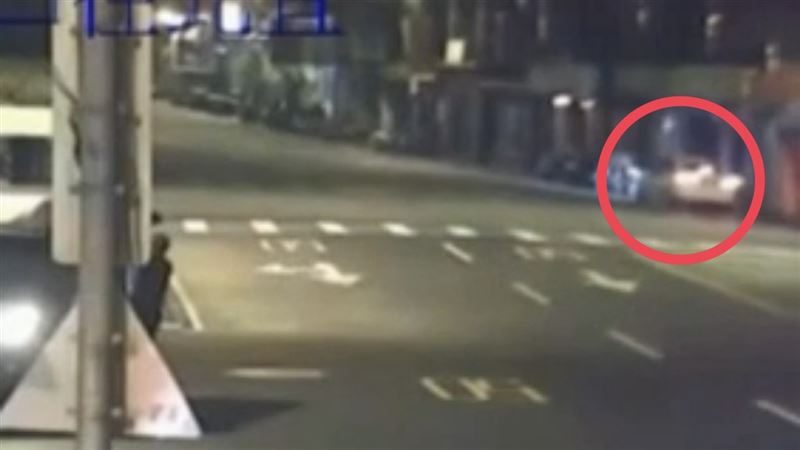 鍾男毒駕違停路邊。(圖/翻攝畫面)