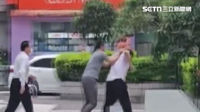 獨/東區名人巷大樓衝突 住戶飛撲揍保全