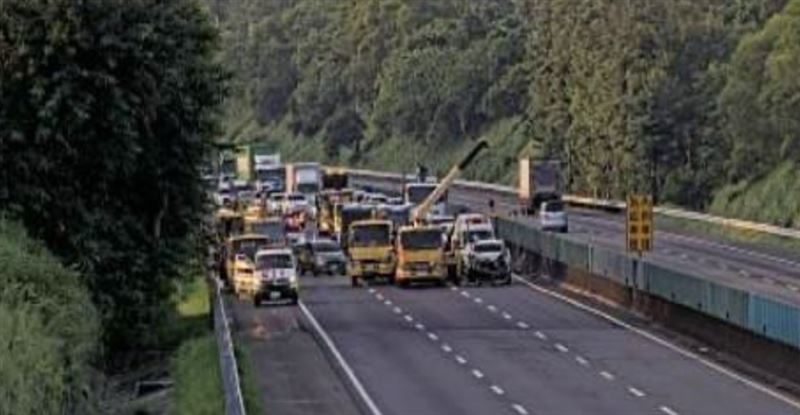 國道3關廟段發生5車連環車禍,現場車潮嚴重回堵將近一小時。(圖/翻攝自高速公路1968)