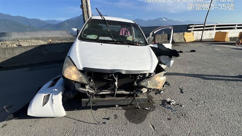 黃姓婦人轎車車頭幾乎全毀,被救出時已無呼吸心跳。(圖/翻攝自臉書 花蓮搶先報)