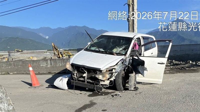 黃姓婦人賣菜途中衝撞護欄,被救出時已無生命跡象。(圖/翻攝自臉書 花蓮搶先報)