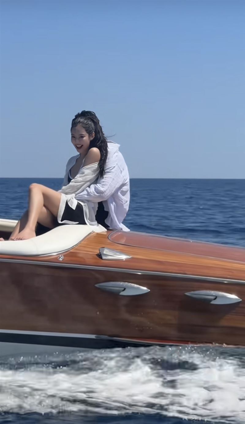 Jennie新歌預告片段曝光,被台灣男模Kai環抱在懷裡,兩人在遊艇上相當甜蜜。(圖/翻攝自TikTok @jennierubyjane)