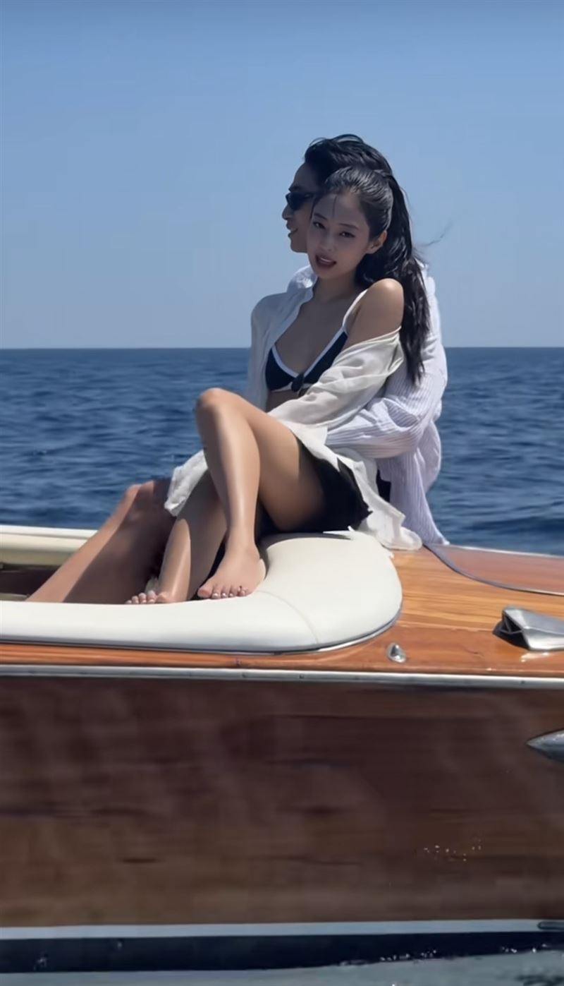 Jennie新歌預告片段曝光,被台灣男模Kai環抱在懷裡,兩人在遊艇上相當甜蜜。(圖/翻攝自TikTok @jennierubyjane)