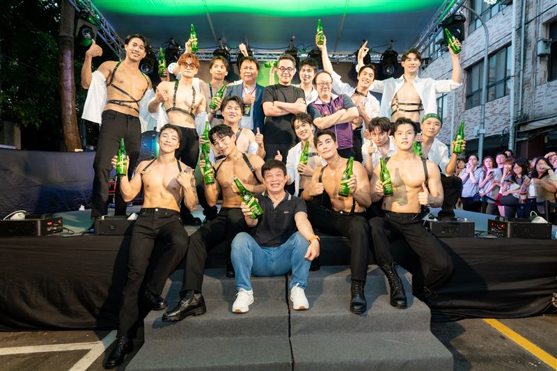 上青猛男巡迴秀特邀韓國頂級猛男團體「Wild Wild」和新成軍的「上青 Boyz」跨海合體。(圖/台啤提供)