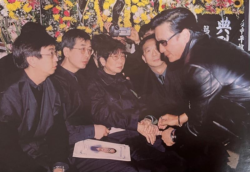 演員姜中平的女兒透露,四哥不僅曾奮不顧身跳海勇救其溺水的小弟,更在她父親過世時百忙抽空親赴靈堂送別。(圖/翻攝自May Keung Threads)