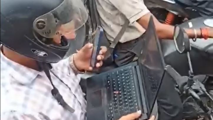 紅燈塞車等不下去　騎士拿出筆電原地上班
