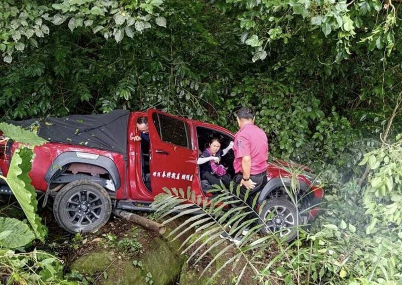 消防車參加山域搜救訓練時,因不明原因煞車失靈暴衝墜山溝。(圖/翻攝畫面)