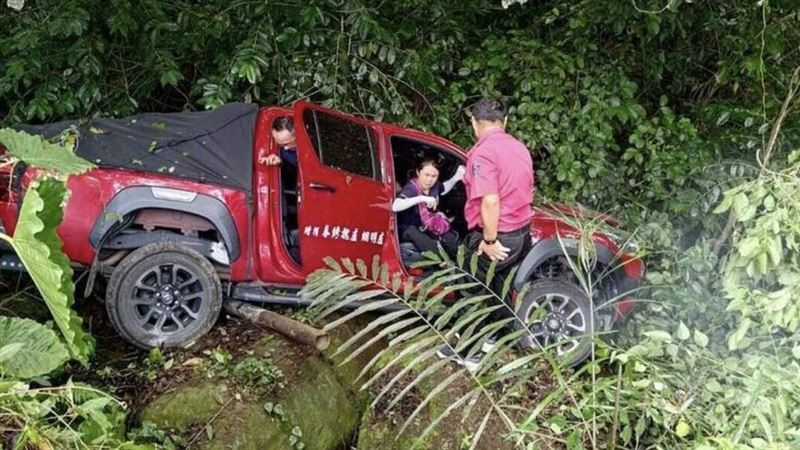 台南消防車煞車失靈墜崖!4警消一度受困