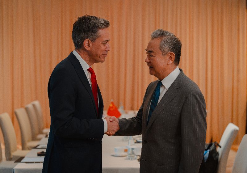 英國新任外交大臣米勒班(左)23日在菲律賓與中國外交部長王毅(右)會談。兩人出席在馬尼拉舉行的東南亞國家協會(ASEAN)外長會議及相關論壇。(英國外交部提供)