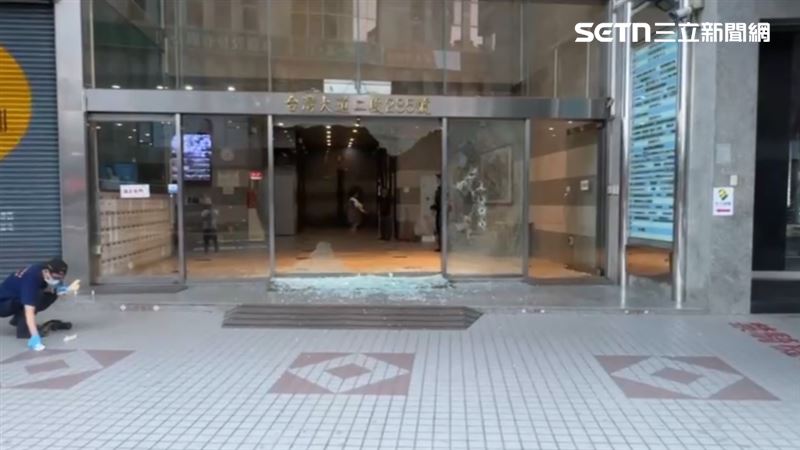 台中台灣大道二段一棟商業大樓清晨遭到槍擊。(圖/翻攝畫面)