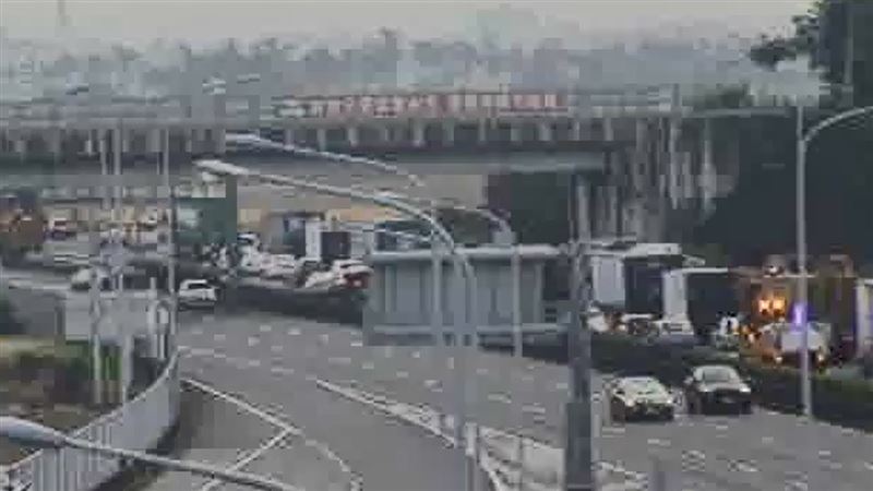 目前事故尚未排除,車速降至時速60左右。(圖/翻攝自高公局官網)