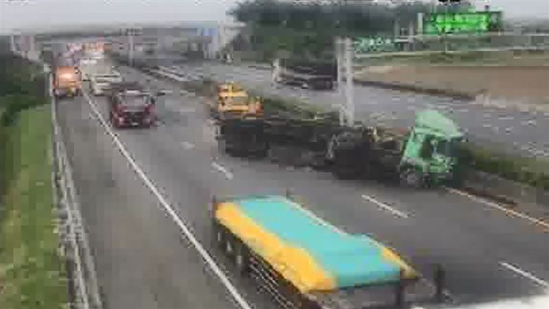 新/國道嚴重事故!拖板車側翻占3道釀1傷